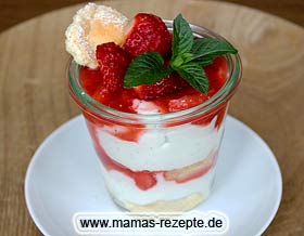 Bild von Erdbeer- Quark- Dessert im Glas