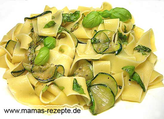 Bandnudeln mit Zucchini | Mamas Rezepte - mit Bild und Kalorienangaben