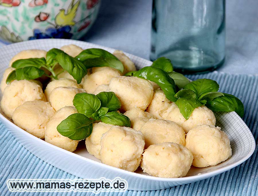 Grießklößchen mit Parmesan Suppe | Mamas Rezepte - mit Bild und ...