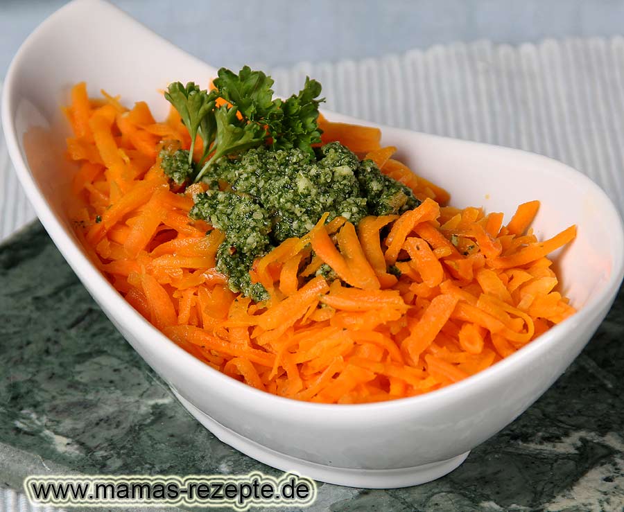 Karottensalat mit Pesto | Mamas Rezepte - mit Bild und Kalorienangaben