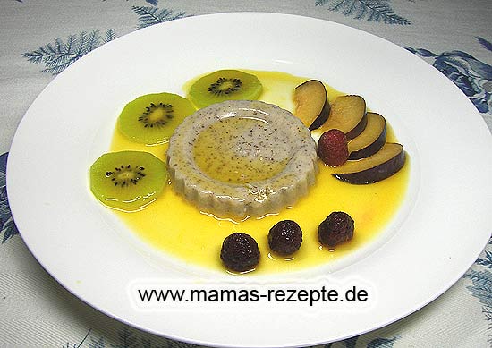 Mandelgelee mit Fruchtsoße | Mamas Rezepte - mit Bild und Kalorienangaben