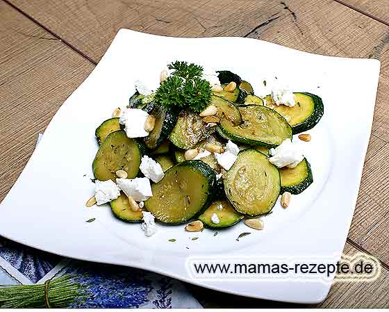 Zucchinipfanne mediterran | Mamas Rezepte - mit Bild und Kalorienangaben