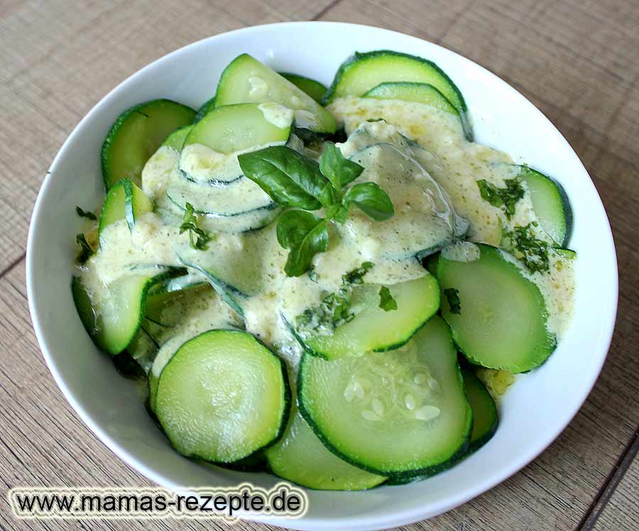 Zucchinisalat pikant | Mamas Rezepte - mit Bild und Kalorienangaben