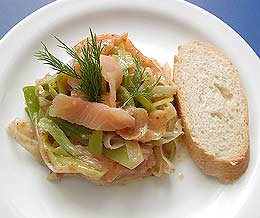 Bild von Lachssalat mit Senfsoße