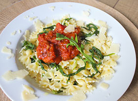 Bild von Pasta Rucola mit Tomaten- Gemüsesoße