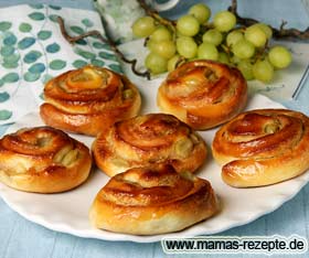 Ausserhalb oder im Bild oben rechts klicken zum Schließen. Bild von Hefeschnecken mit Weintrauben Rezept